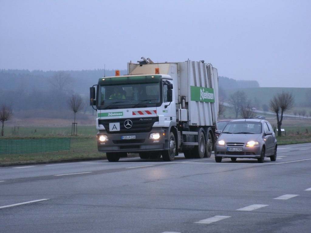 Am 07.Januar 2013 stand Dieser Mercecdesmllfahrzeug an einer Kreuzung bei Bergen/Rgen.