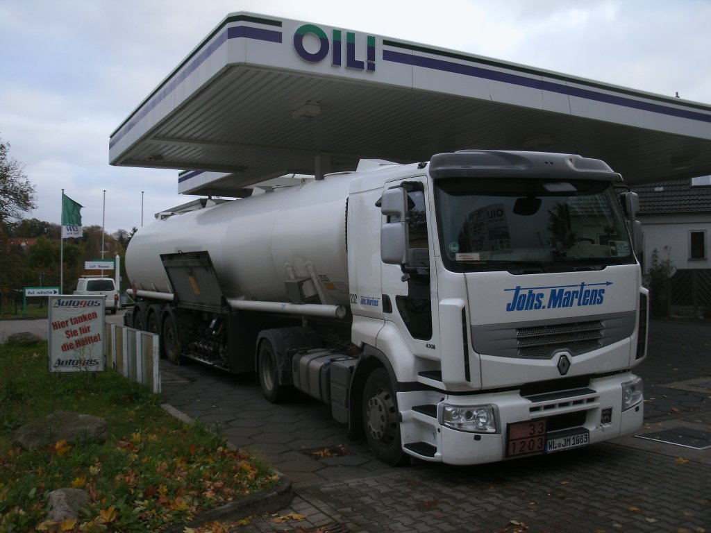 Am 07.November 2012 brachte Dieser Renault Tanklaster neuen Kraftstoff an eine Billigtankstelle nach Bergen/Rügen.