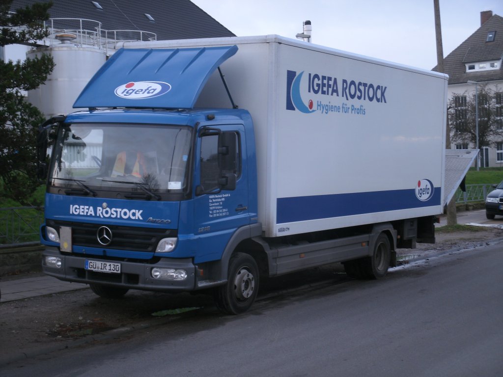 Am 08.Dezember 2011 stand Dieser Mercedes-Kasten-LKW am Straenrand in Bergen/Rgen.