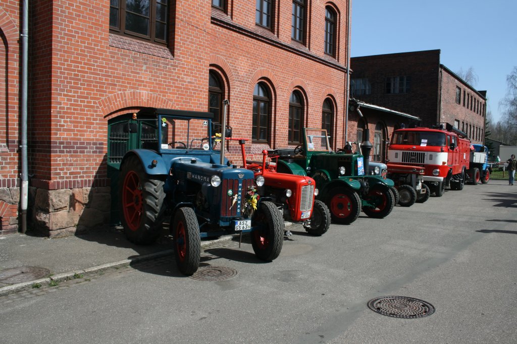 Am 09. und 10.04.2011 fand in Chemnitz-Hilbersdorf das 9.Feldbahn- und Alttraktorentreffen statt.Diese fnf Traktoren gehrten mit zur Ausstellung.10.04.2010.