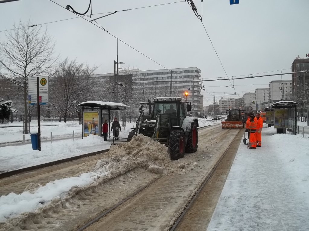 Am 13.12.2010 wurde der Einsatz eines Fendt Favorit 415 ntig um den Schnee in der Chemnitzer Innenstadt zu rumen.