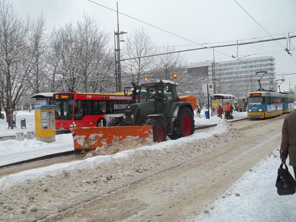 Am 13.12.2010 wurde der Einsatz eines Fendt Vario 515 ntig um den Schnee in der Chemnitzer Innenstadt zu rumen.