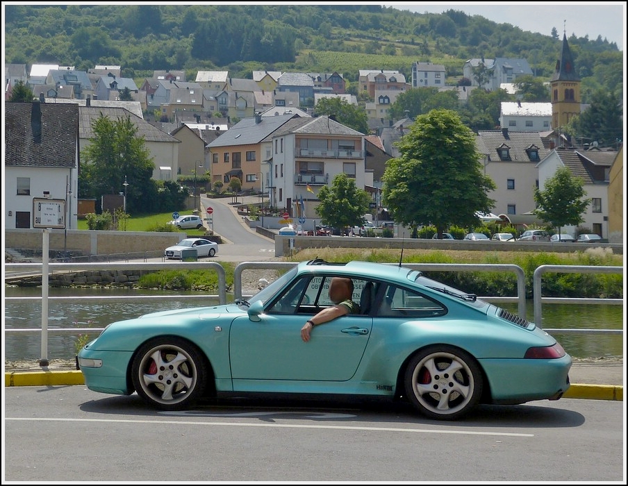 Am 16.07.2013 wartete dieser Posche in Wasserbillig an der Mosel auf die Fhre.