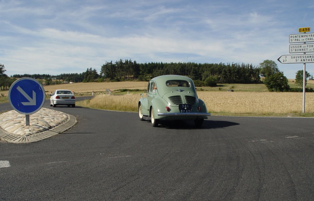 Am 26.07.2009 in der Auvergne ein gepflegter Renault 4CV