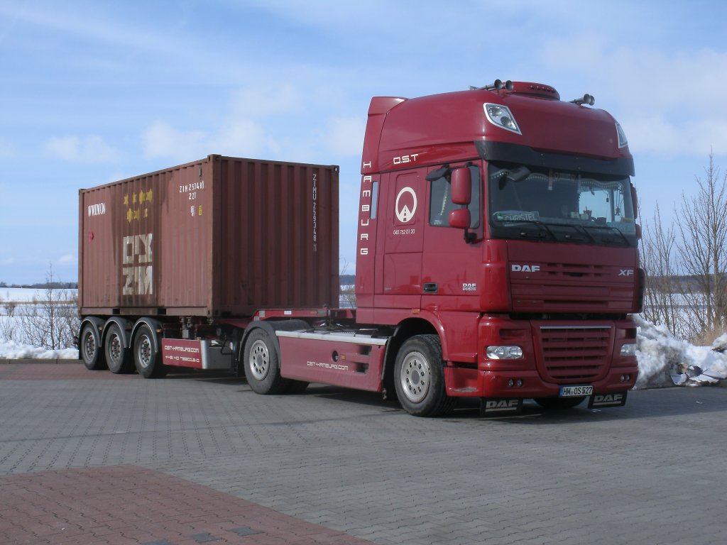 Am 27.Mrz 2013 stand dieser DAF Containertransporter in Bergen/Rgen.