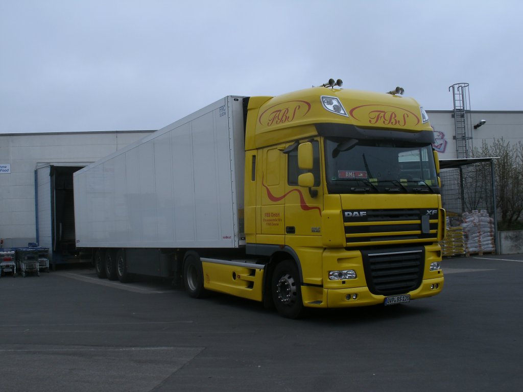 Am Abend vom 20.April 2012 lieferte dieser DAF Sattelzug noch Ware an einem Supermarkt in Bergen/Rgen.