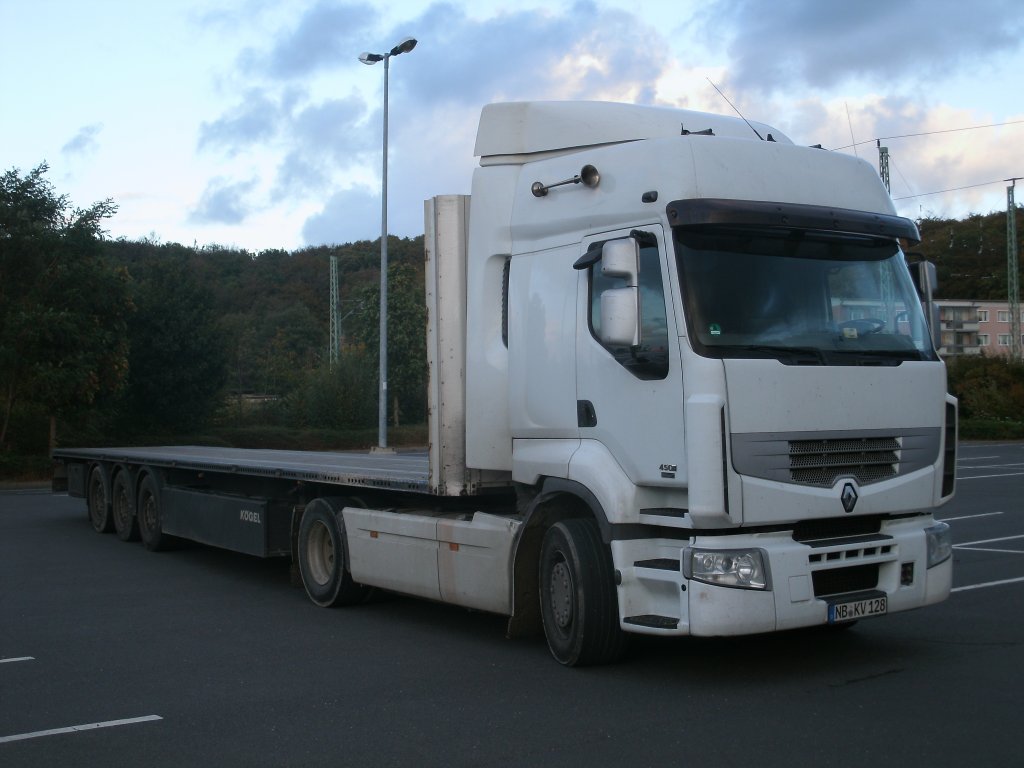 Am Abend vom 20.Oktober 2011,stand dieser Renault-LKW,ohne Aufbauten,auf einem Parkplatz in Bergen/Rgen.