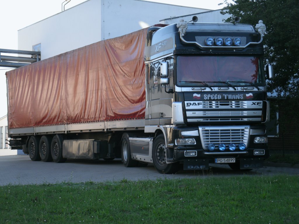 Am Abend,vom 14.August 2012,stand Dieser polnische DAF Sattelzug auf dem Gelnde von der Molkerei in Bergen/Rgen.