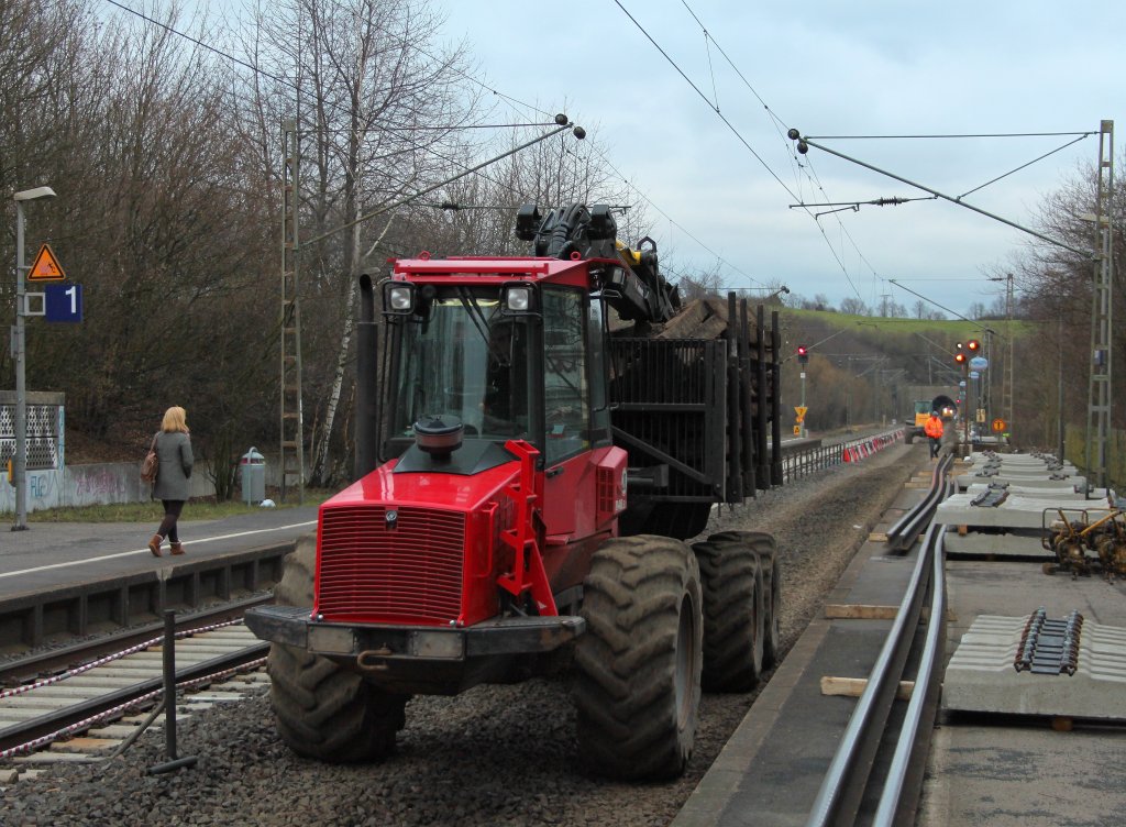 Am Eilendorfer Bahnhof kommt am 06.03.2012 Valmet 840.3 Forstrckeschlepper auf einer Baustelle der DB mit ausgebauten Holzschwellen um sie zu einem Sammelplatz zu bringen, wo sie auf Waggons verladen werden.