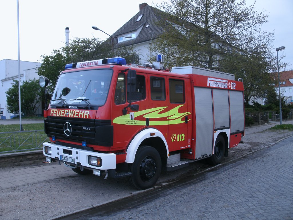 Am Straenrand stand dieser Mercedes von der Freiwilligen Feuerwehr Bergen/Rgen zur bung am 03.Mai 2011.