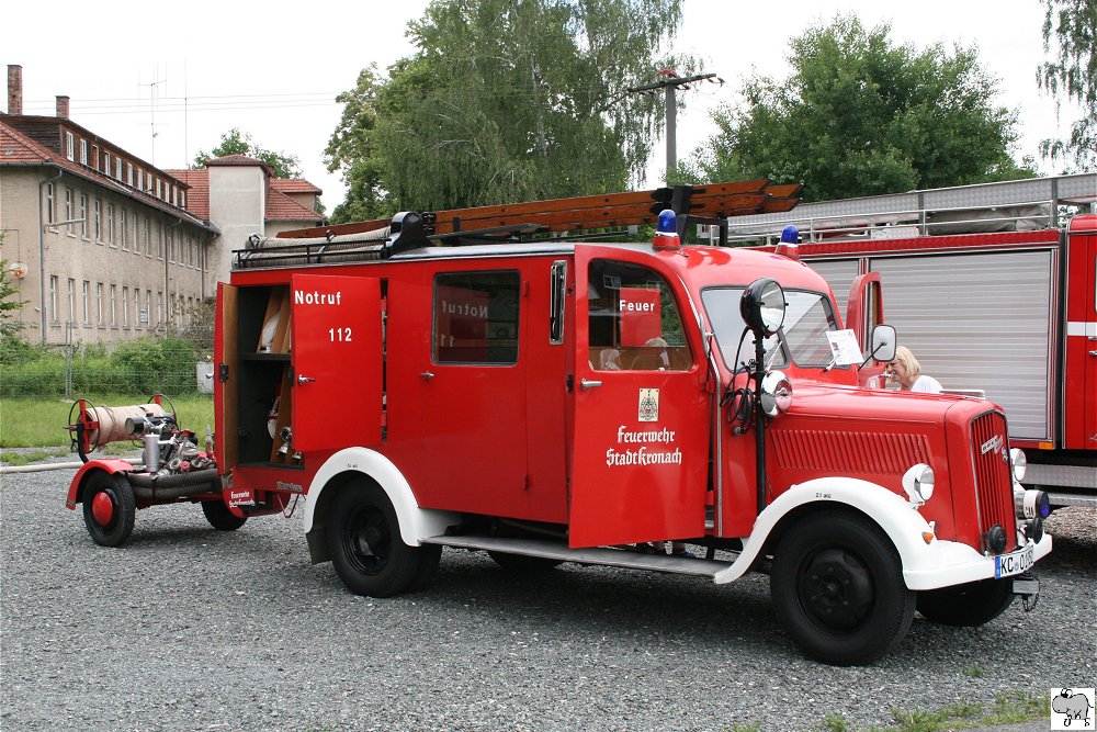Am Wochenende des 16/17. Juni 2012 feierte die Freiwillige Feuerwehr Kronach ihr 150 jähriges Bestehen. Zu diesem Anlass veranstaltete die Feuerwehr eine Ausstellung mit alten Feuerwehr Fahrzeugen. Das Bild zeigt ein LF 8 auf Opel Blitz 1,5t Fahrgestell mit Meyer Aufbau der FF Kronach aus dem Jahre 1951.