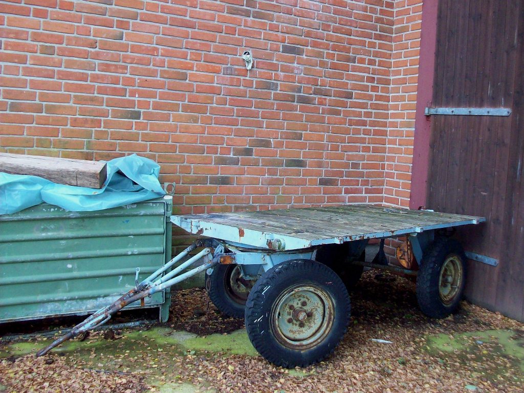 Anhnger auf einem Hinterhof abgestellt in Holstein 10.09.2011