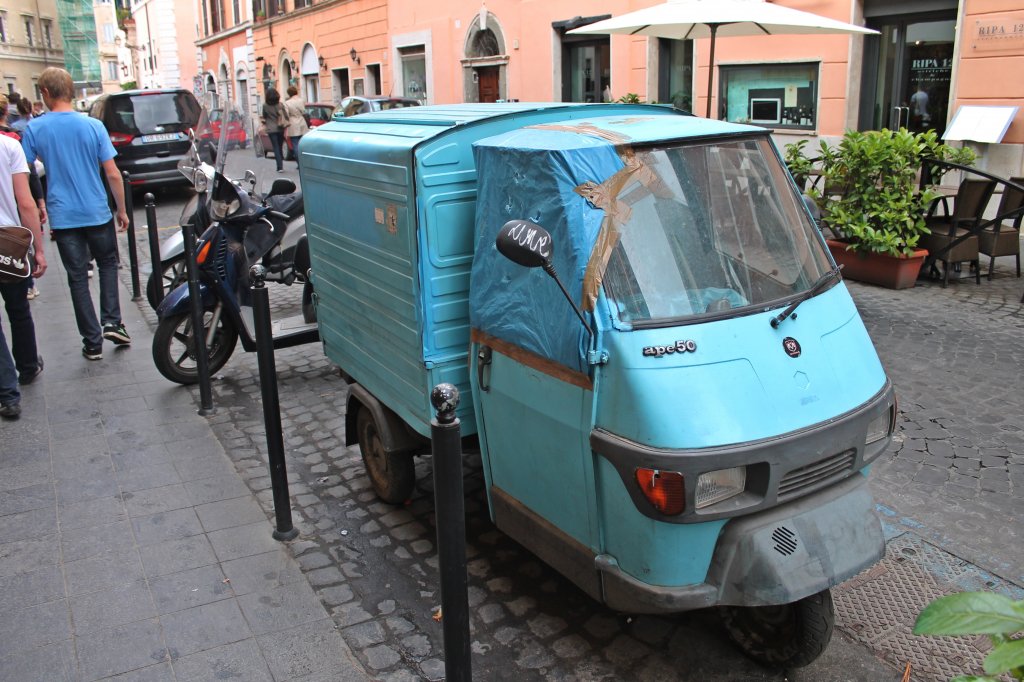 Ape 50 mit einer bisschen provisorischen abgedecken Seitenfenster mit einem Mllsack und ein bisschen Klebeband am 16.05.2013 in Rom.