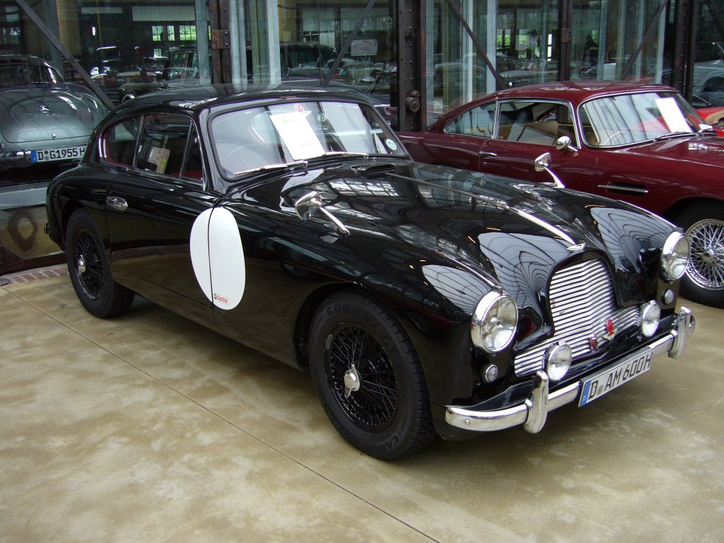 Aston Martin DB 2/4 Mark I. Baujahr 1954. Der DB 2/4 wurde von 1953 - 1959 in insgesamt 3 Serien gebaut. Von dem hier gezeigten Modell der ersten Serie sollen 463 Coupes und und 102 Cabriolets gebaut worden sein.
