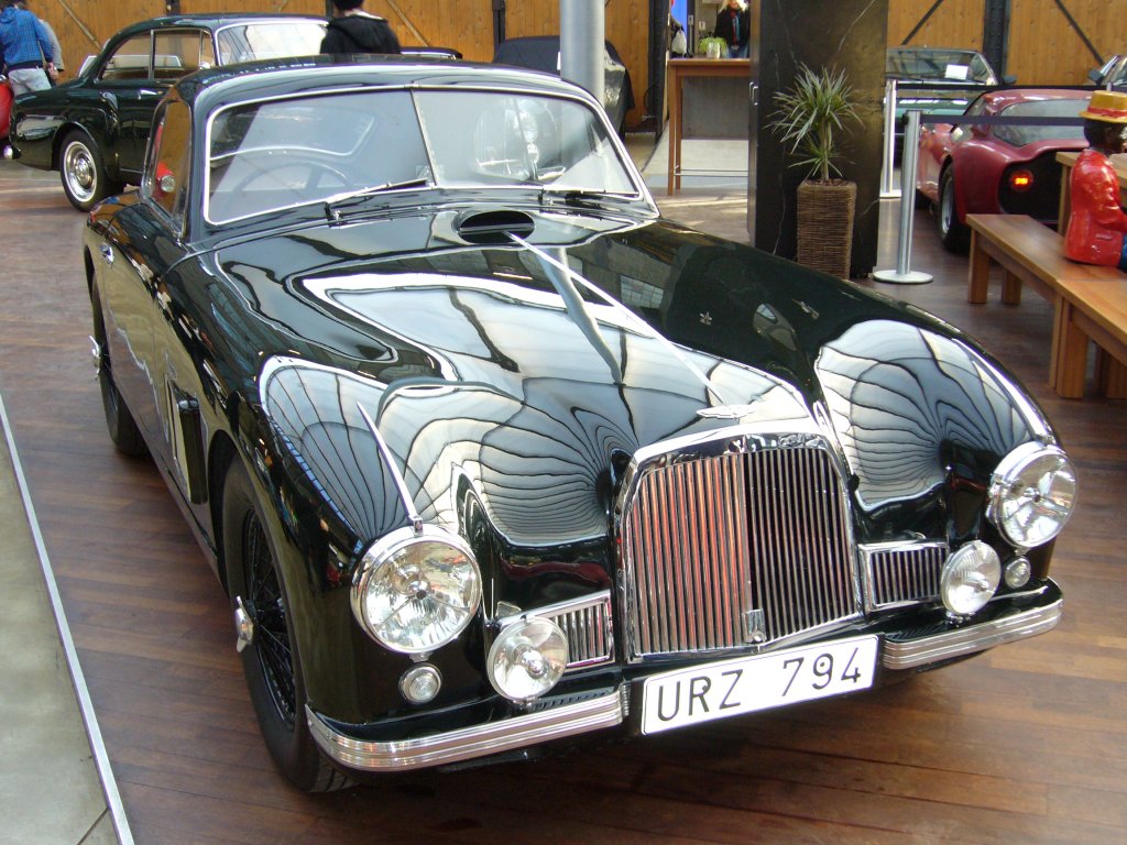 Aston Martin DB2. 05.1950 - 04.1953. Hier wurde ein frhes Exemplar des 411 mal gebauten DB2 abgelichtet. Die Erstzulassung datiert vom 22.02.1951. Der Wagen ist eine schwedische Erstauslieferung. Dsseldorfer Meilenwerk 30.01.2011.