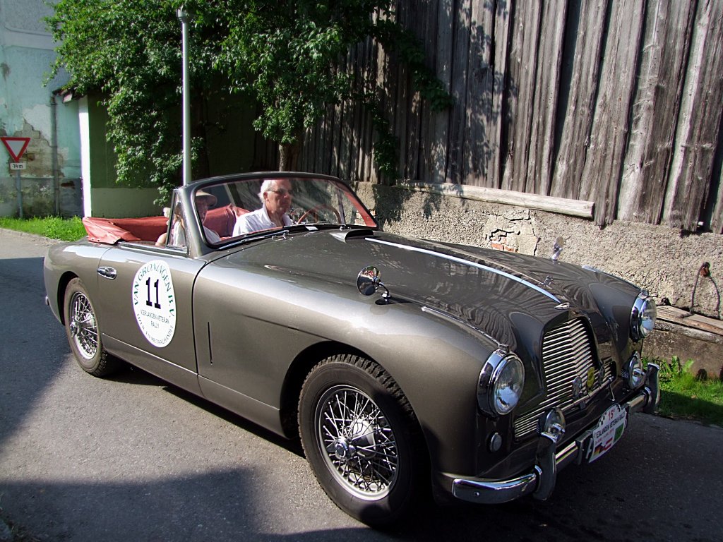 ASTON-MARTIN DB2/4,Bj1956 erreicht mit der Startnr.11 anlsslich der 15e-Vierlanden-Veteran-Rally2010 das Etappenziel Waldzell;100629