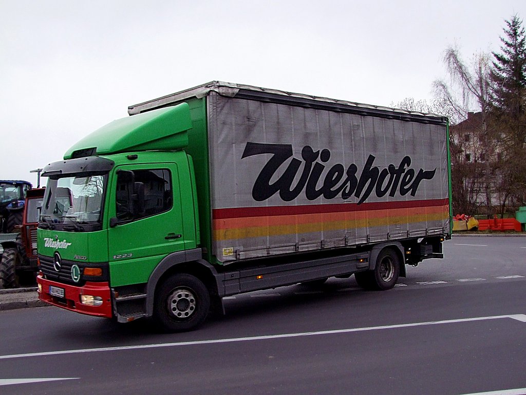 ATEGO 1223 biegt in die B124 Richtung Linz ein;101109