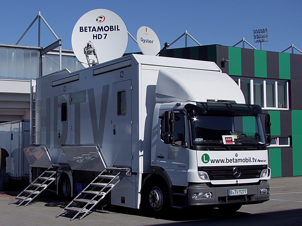 ATEGO-1529 Fernsehbertragungswagen ist im Auftrag des ORF, anlsslich eines Bundesligaspieles in Ried i.I.;111015