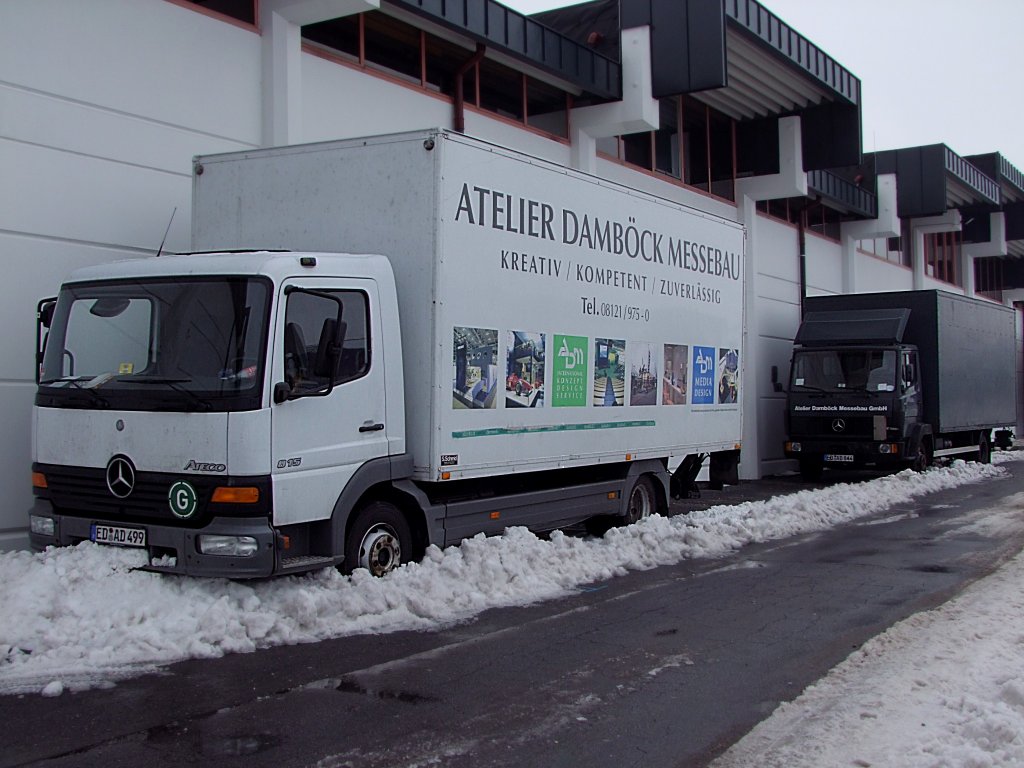 ATEGO-815 sowie MB814 eines Messebauunternehmens stehen hinter den Messehallen in Ried i.I. ;100205