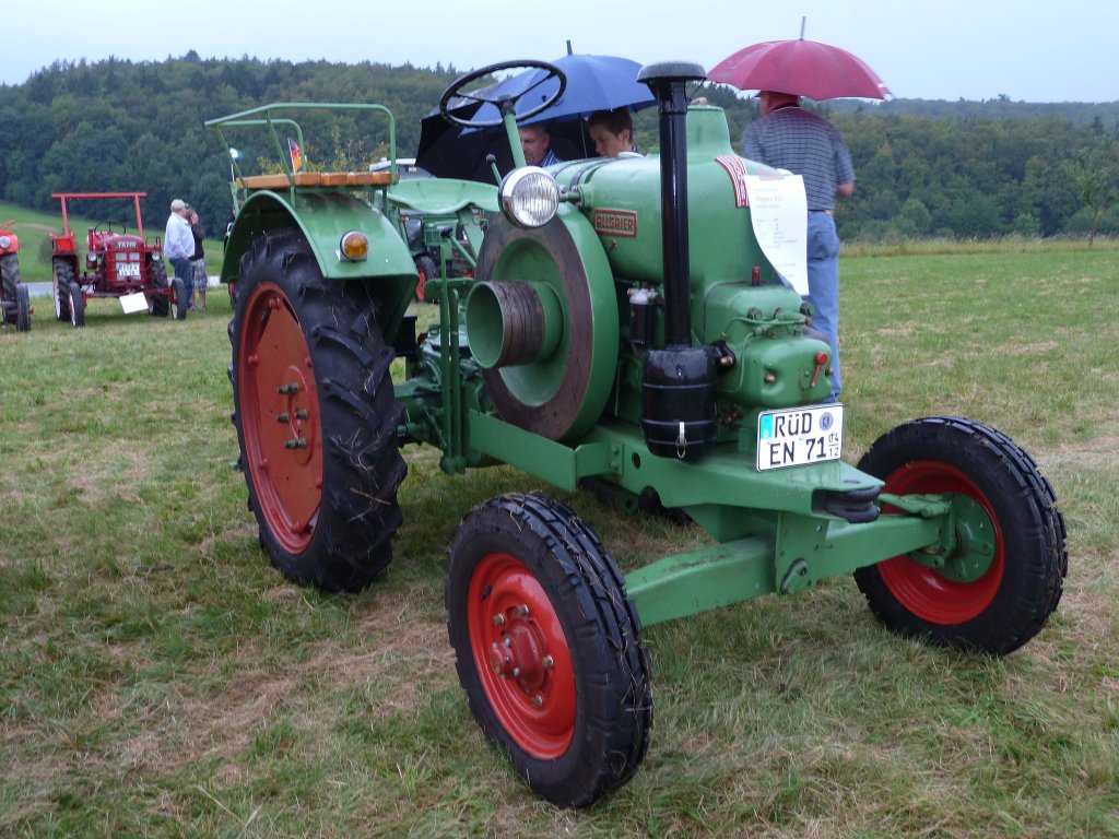 auch der Allgaier hat trotz heftigem Regen seine Bewunderer bei der Oldtimerausstellung in Taunusstein-Seitzenhahn, August 2011