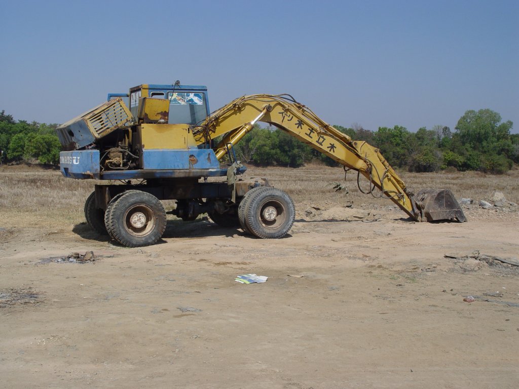 Auch dieser Radbagger von Komatsu, obwohl hier abgestellt, wird noch bei Straenbauarbeiten bei der Stadt Buri Ram im Nordosten Thailands eingesetzt. (04.02.2011)