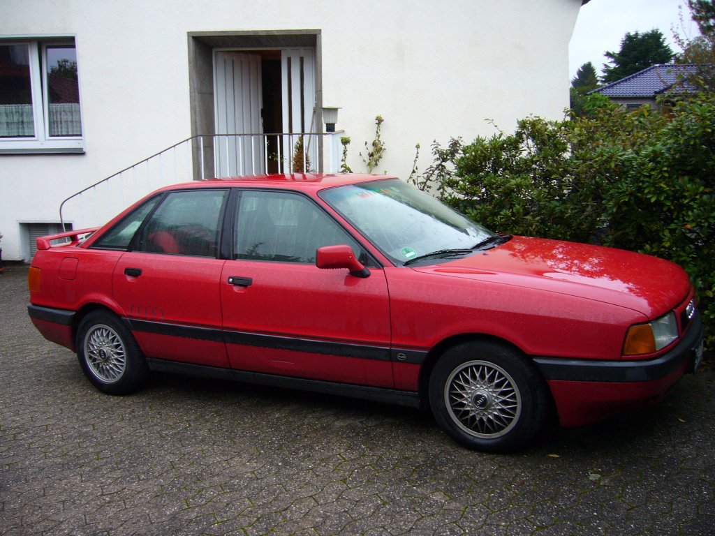 Audi 80 von 1990. Dieses Fahrzeug gehrt meinem Schwager und hat z.Zt. eine Laufleistung von 388.000 km mit dem ersten Motor absolviert. Mlheim an der Ruhr.