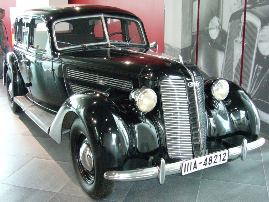 Audi 920 Limousine. Von 1938-1940 wurden 1.281 Autos dieses Typs gebaut. Das gezeigt Auto ist von 1939 und befand sich bis 1998 in erster Hand im Familienbesitz und ist unrestauriert. Das Fahrzeug war gem Kennzeichen im Bezirk Stuttgart zugelassen. Da bei diesem Auto das Fahrwerk des Wanderer W23 verwendet wurde, hat dieser Audi Heckantrieb. Ein solches Auto kostete 1939 7.800 Reichsmark. Audi Museum Ingolstadt.