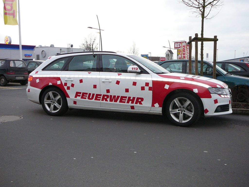Audi A 4 der Feuerwehr Fulda auf einem Parkplatz in 36100 Petersberg, 11.12.2009