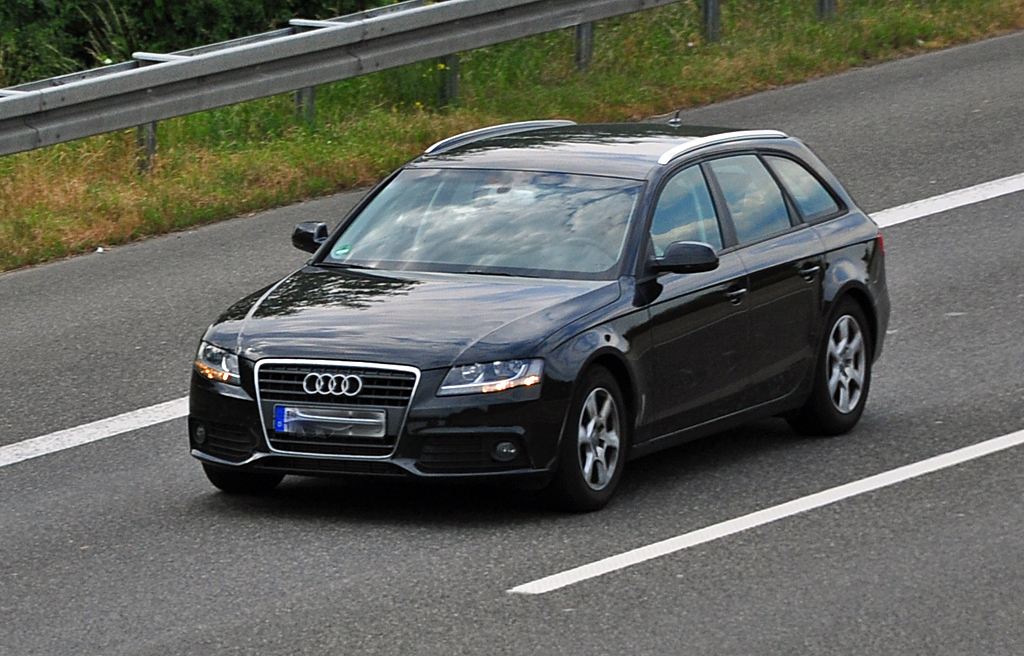 Audi A4 Avant auf der A61 bei Weilerswist - 06.07.2010