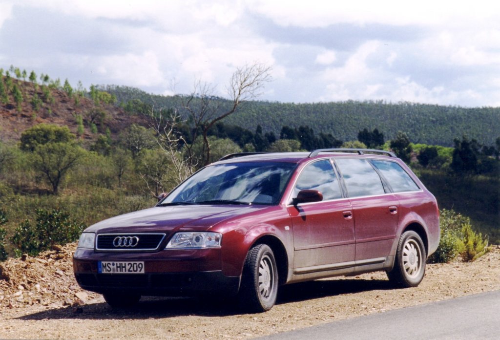 Audi A6 Avant in der Serra de Monchique / gesehen nahe des Barragem da Bravura bei Marmelete (Distrikt Faro/Portugal), 25.09.1999 -- eingescanntes Foto
