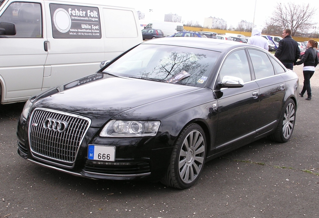 Audi A6 in einem ffentlichen Parkplatz. Foto: 27.03.2011