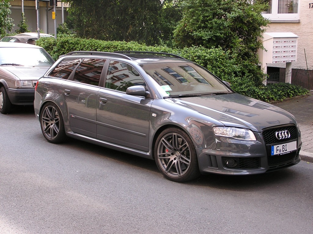 Audi RS4. Aufnahme: juli 2010.