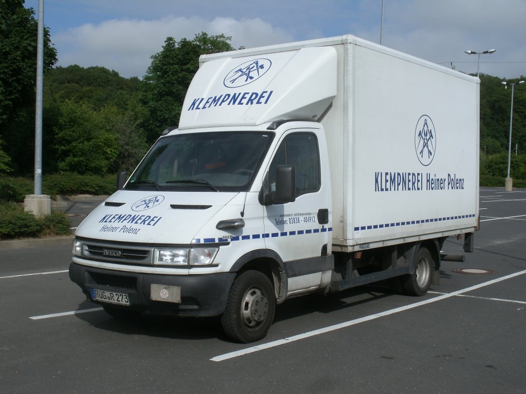 Auf dem Parkplatz vor einem Supermarkt am 03.Juli 2012 stand Dieser IVECO Kleintransporter in Bergen/Rgen.