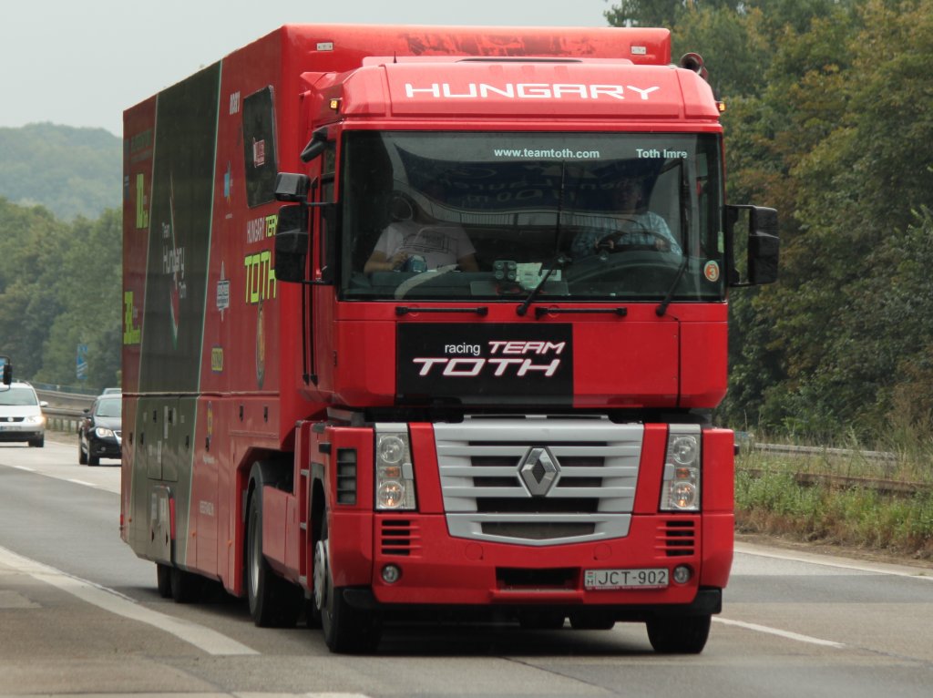 Auf dem Weg nach Silverstone in Grobritanien ist das Team von Imre Toth (Honda CBR600RR) mit diesem Renault Magnum aus Ungarn unterwegs, dort ist am 31.07.2011 das nchste Rennen der Supersport-WM. Gesehen am 26.07.2011 auf der A4 kurz vor der Niederlndischen Grenze.