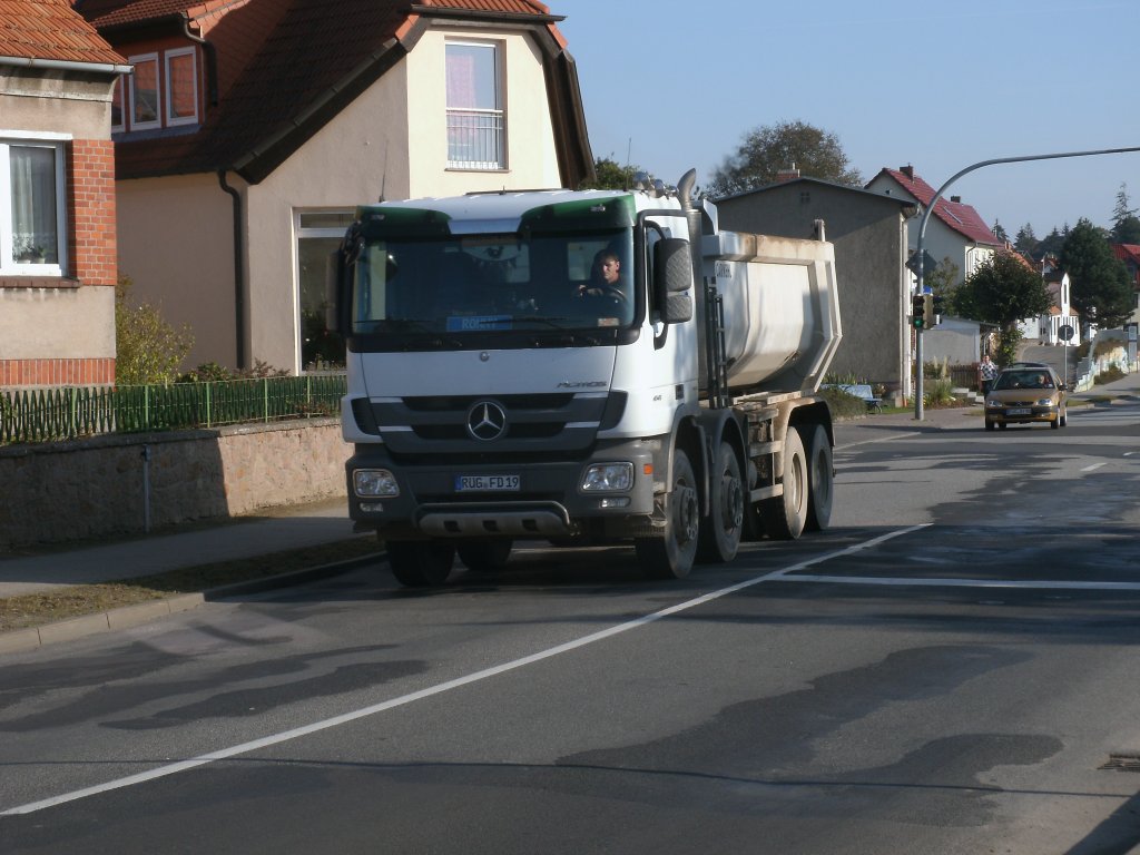 Auf dem Weg zum Bahnhof war dieser Mercedes-Kipper noch leer,am 22.Oktober 2011,in Bergen/Rgen.
