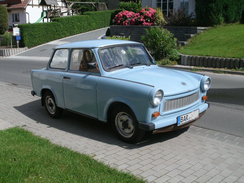 Auf der Dorfstrae von Patzig (Ortsteil von Bergen/Rgen) stand,am 08.August 2011,dieser Trabant 601.