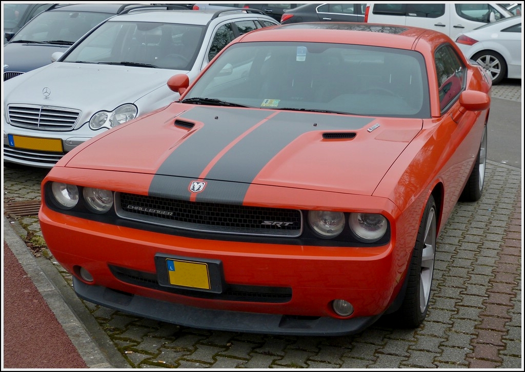 Auf einem Parkplatz stand dieser Dodge Challenger SRT am 05.04.2013.