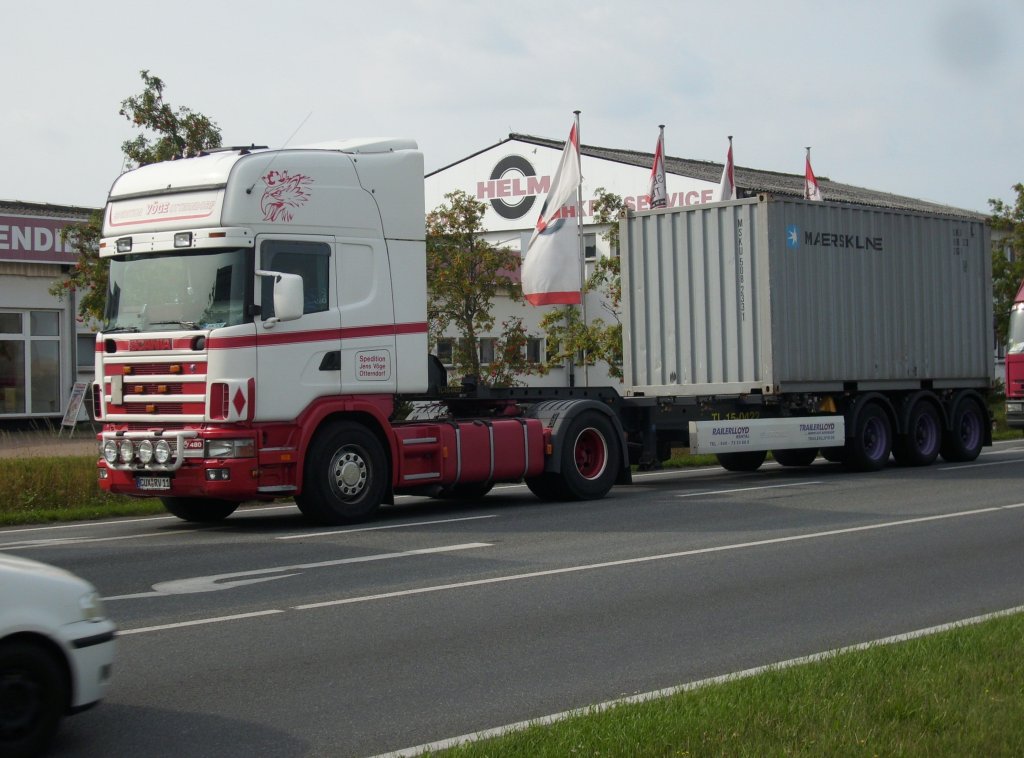 Auf der Hauptverkehrsstrae Rgens,der B96,war bei Bergen/Rgen,am 29.Juli 2009,dieser Scania-Containertransporter unterwegs.