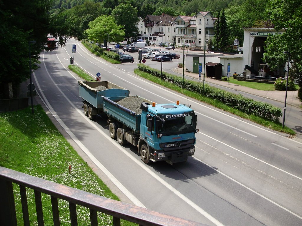 aufgenommen am 08.06.10

in bad harzburg hhe der talstation 
der bergbahn

ein daimler-benz kipper hangerzug
der transportunternemen plkemann
aus goslar ot grauhof