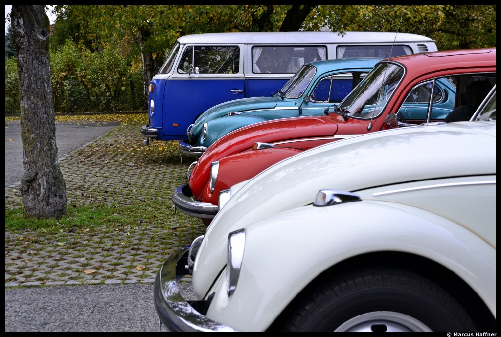  Aufstellung  am Parkplatz bei der  Karpfenausfahrt  des Käferteam Nürnberg e.V. am 21. Oktober 2012. Zu sehen sind: mein weißer VW-Käfer 1300, ein roter VW-Käfer 1303, noch ein 1303er und ein blau/weißer VW-Bus T2.