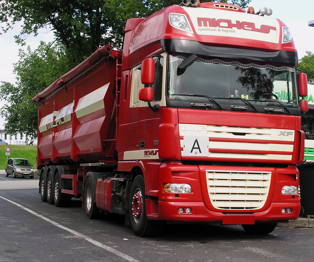 August 2012/ Kipper in optisch gutem Zustand sieht man eher nicht so hufig - hier ist es ein DAF - XF 105 der Spedition Michels , mit seinen 460 PS kommt er auch im bergigen Sauerland zurecht..