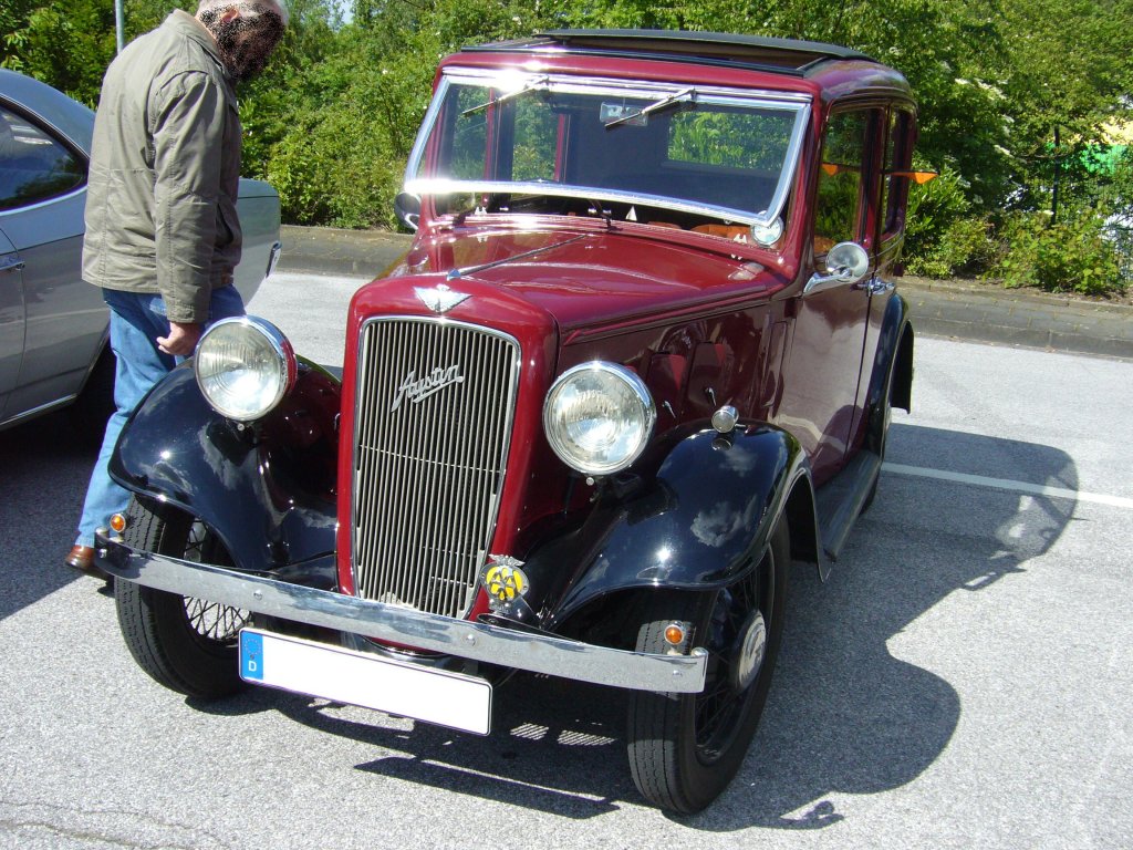 Austin 10/4 Saloon. 1932 - 1938. Der abgelichtete Saloon ist vom Jahrgang 1934. Der 4-Zylinderreihenmotor mit 1.1l Hubraum leistet 30 PS. Oldtimertreffen beim TV Wuppertal am 10.06.2012.