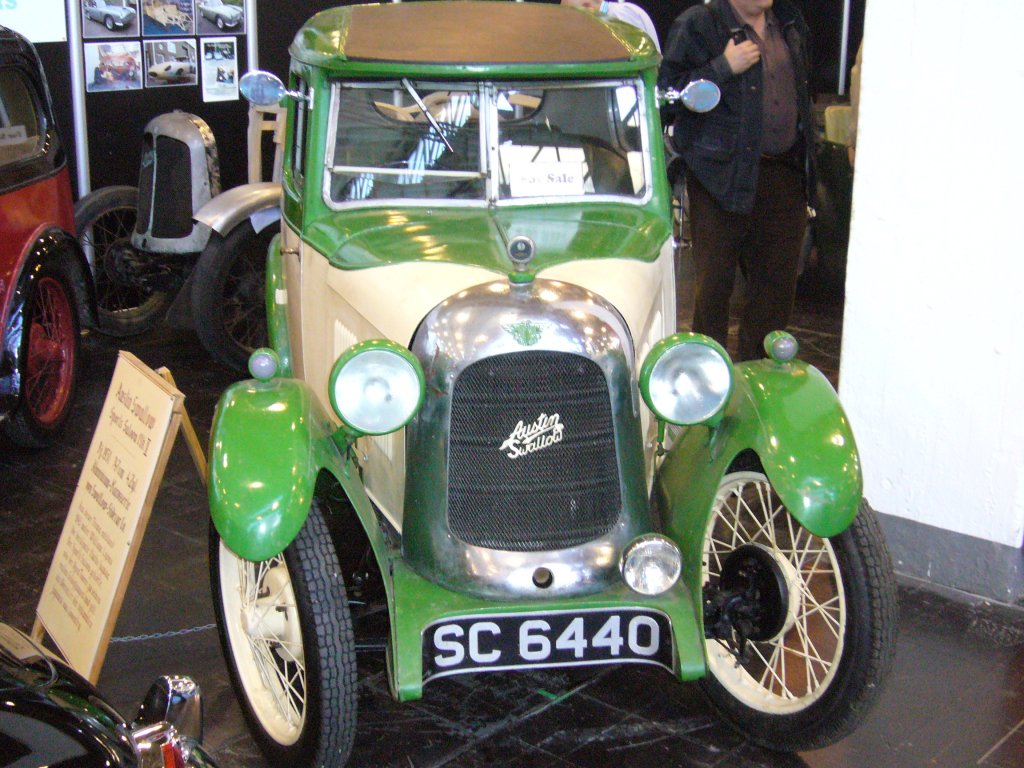 Austin Swallow. Der Swallow war ein kleiner viersitziger Wagen auf der Basis des Austin seven. Ab 1923 wurde dieser Kleinwagen auch bei der Swallow Sidecar Co. produziert. 1931 lief das Modell aus. Der 4-Zylinderreihnmotor mit 0,75l Hubraum leistet ca. 10.5 PS. Techno Classica ma 25.03.2012.
