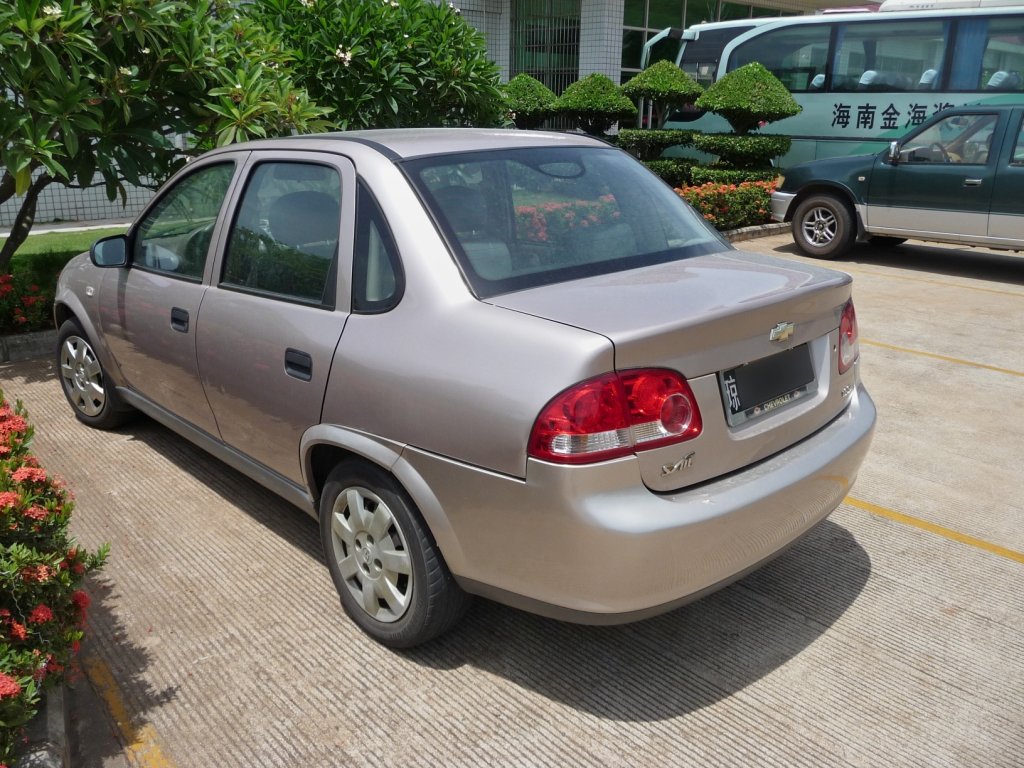 Badge-Engineering: Corsa Stufenheck wird auch als Chevrolet  Sail  verkauft.
Yangpu, 25.7.10