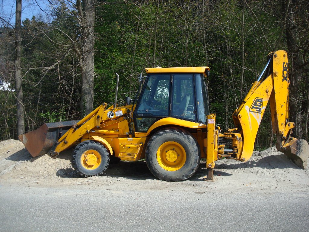 Baggerlader von der englischen Firma JCB,
100PS Turbodiesel von Perkins, 40Km/h,
April 2010