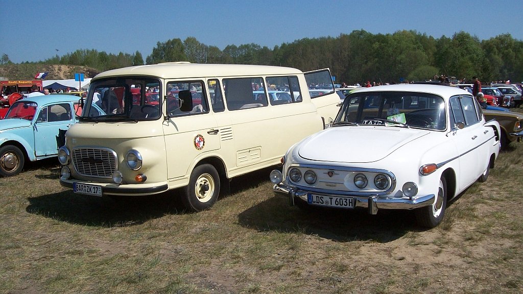 Barkas B1000 und Tatra 603 beim 3. OST-Fahrzeug-Treffen auf dem Flugplatz Finow am 25.04.2009