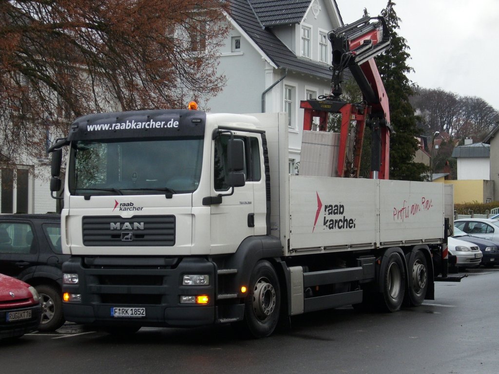 Baumaterial wurde am 14.Dezember 2009 von diesen MAN-LKW in Bergen/Rgen entladen.