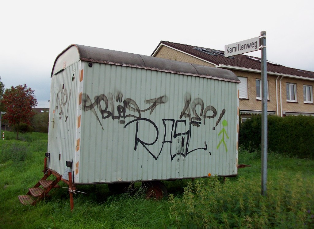 Bauwagen grau mit Grafiti abgestellt in Herten 15.09.2011