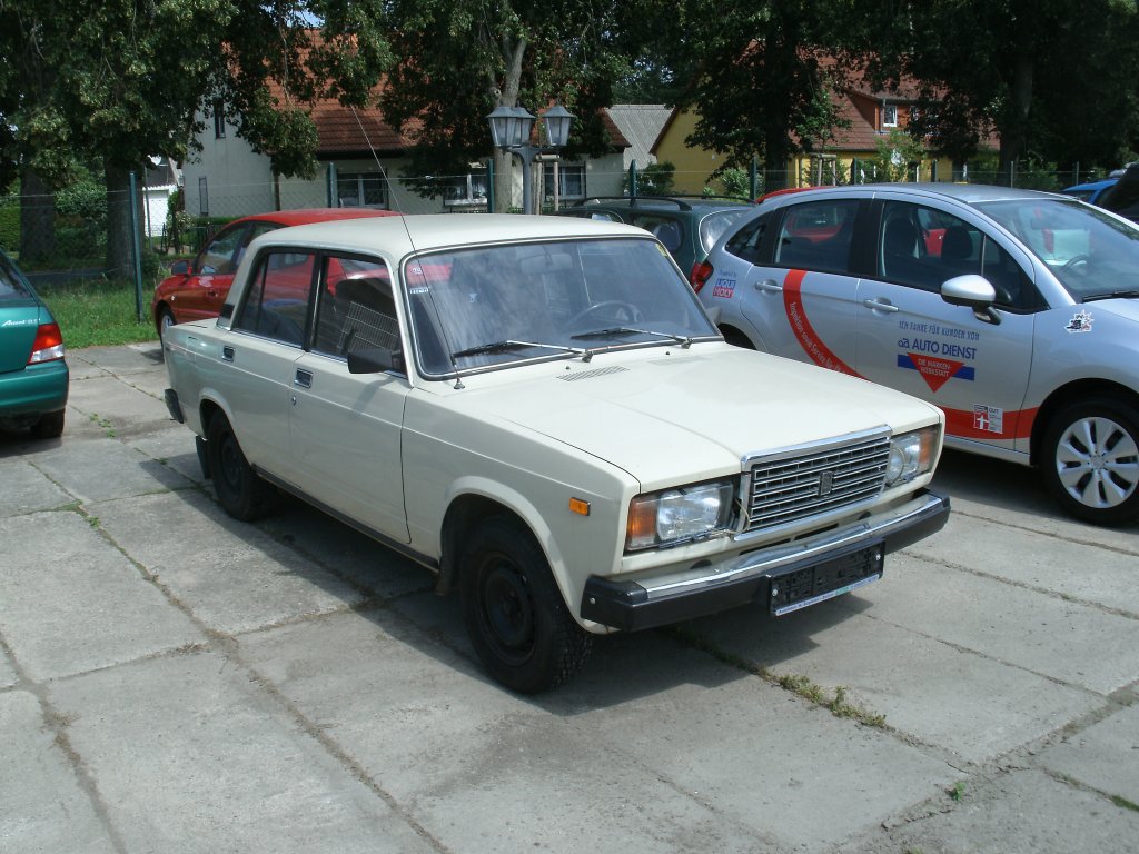 Bei einem Autohndler im Dorf Zeiten sah ich Diesen Lada am 28.Juli 2012 zum Kauf stehen.