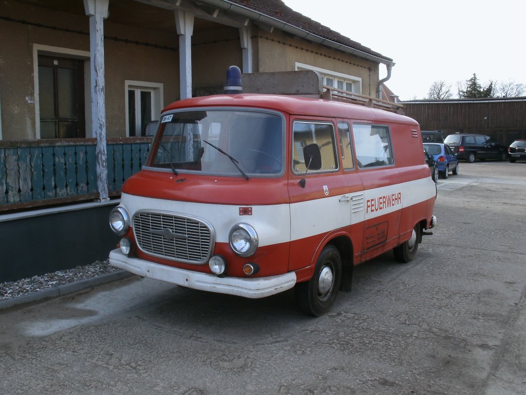 Bei einem Autohandel in Bergen/Rgen stand,am 25.Februar 2012,dieser Barkas B1000.